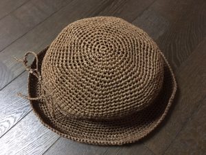 ダイソーのペーパーヤーンの麦わら帽子