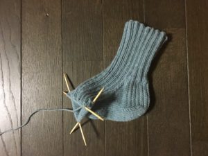 ダルマの空気をまぜて糸にしたウールアルパカで手編みの靴下